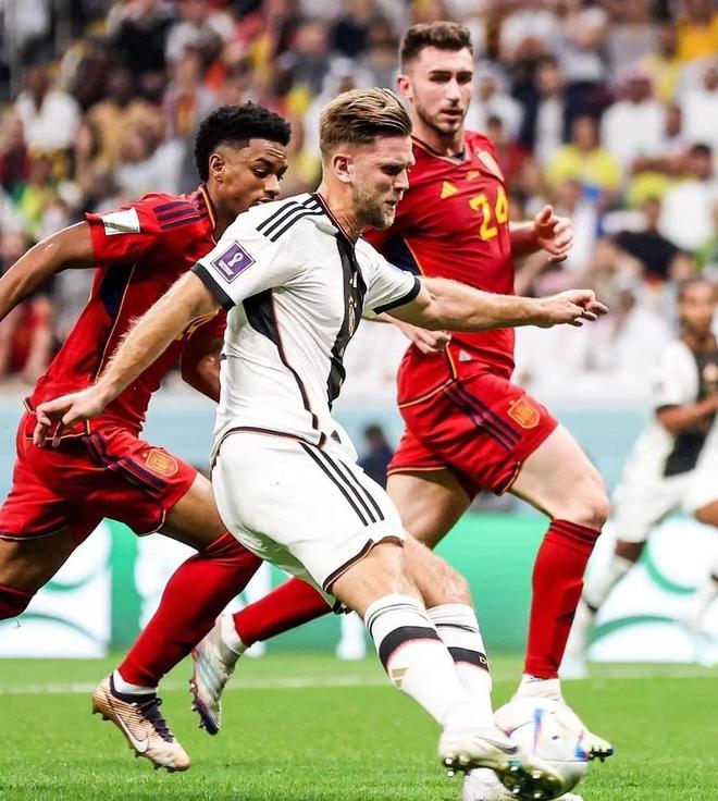 足球国足专机启程，目标三连胜（国足专机起航，冲击三连胜）