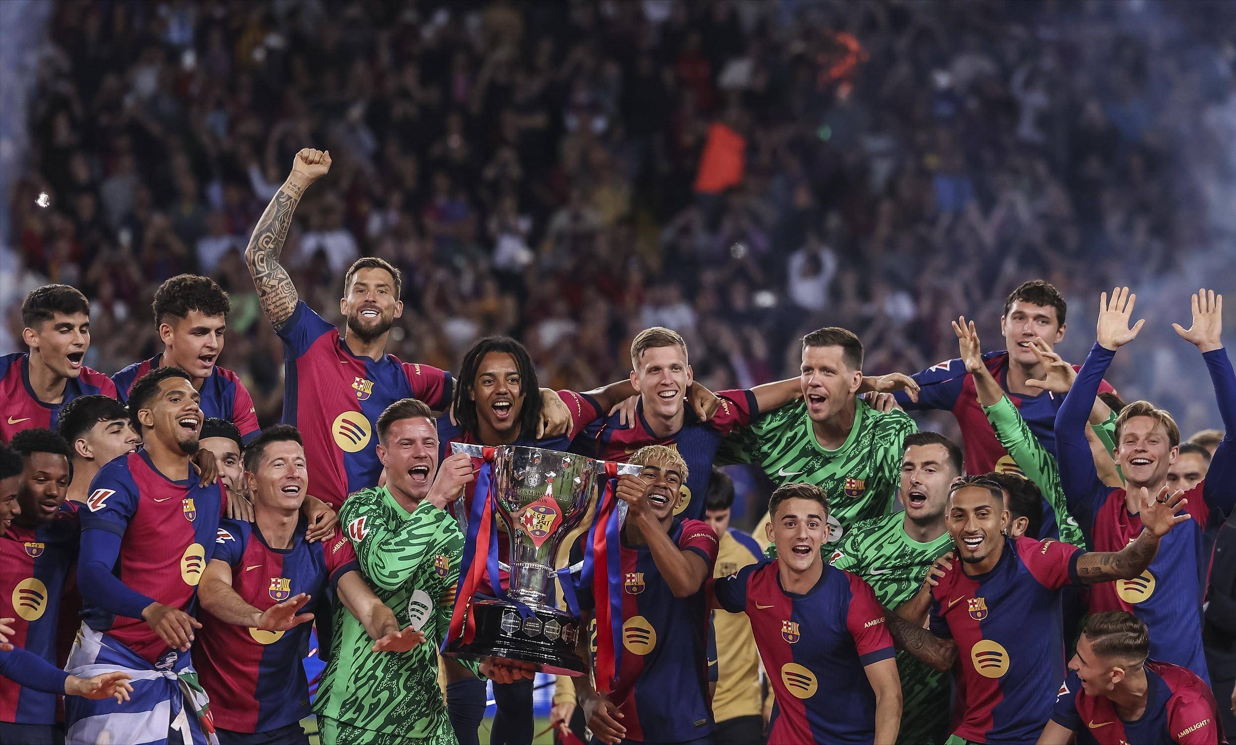 前锋连续三轮破门，全场观众沸腾