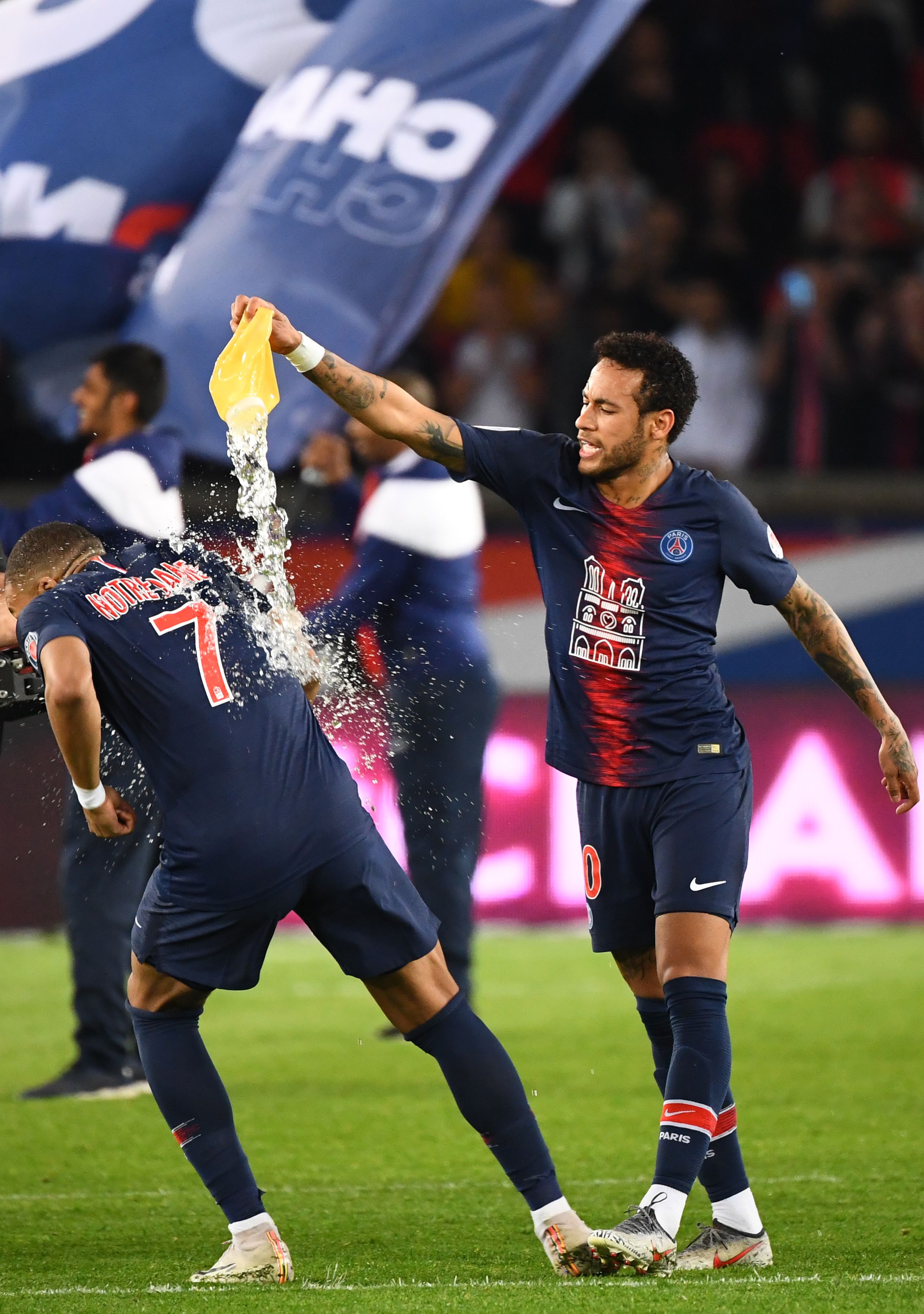 意杯半场：埃斯波西托、图拉姆远射建功，国米暂3-0威尼斯（意杯半场战报：埃斯波西托、图拉姆远射破门，国米暂以3-0领先威尼斯）