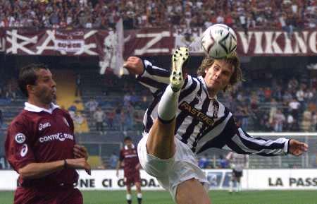 命啊！1.3亿巨星终于进球了，却被判乌龙，仰天长叹：18场0球3助