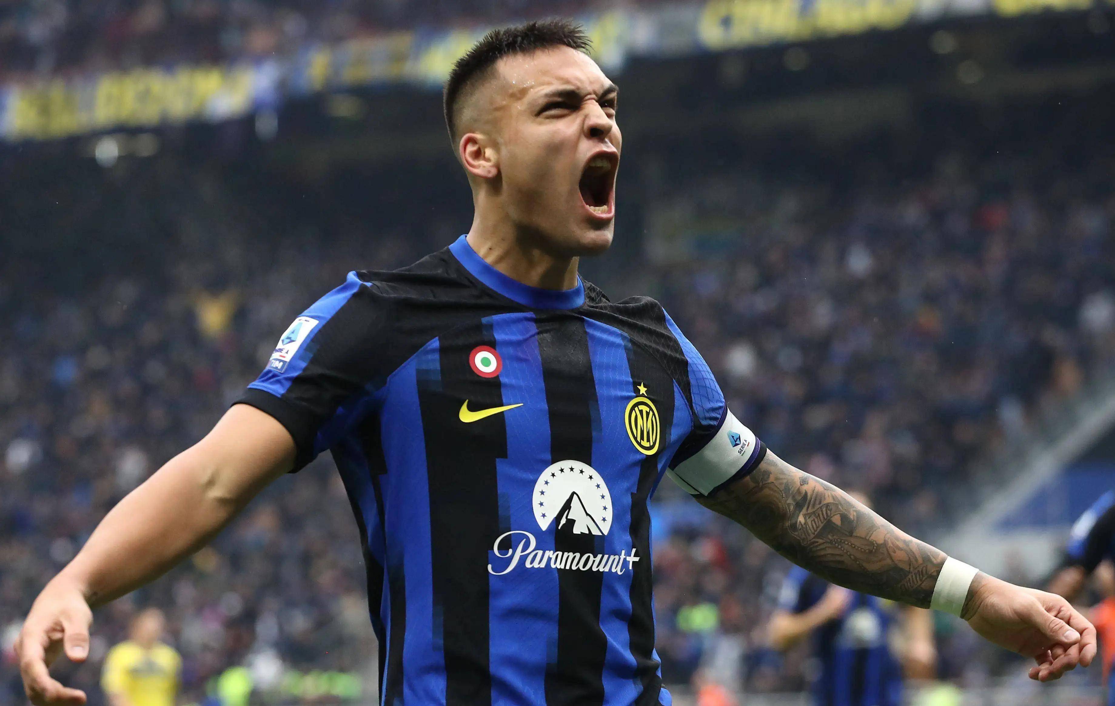 球场失意但！恩德里克红牌停赛看台观战，妻子喂食&美女环绕（赛场失意仍成焦点：恩德里克红牌停赛看台观战，妻子喂食美女相伴）