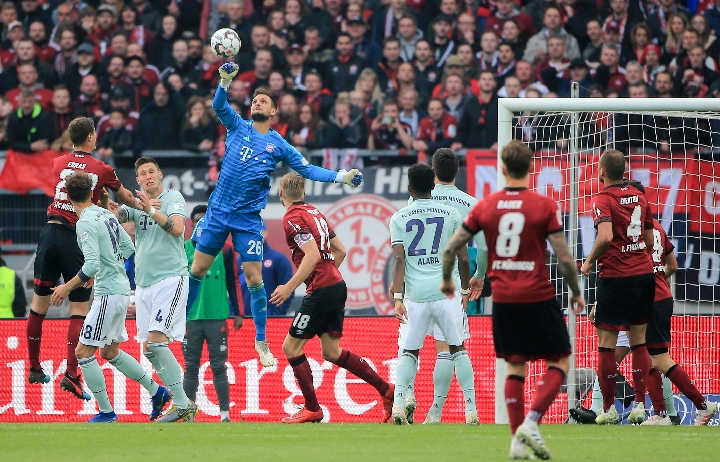 詹姆斯高空接力扣篮，点燃全场