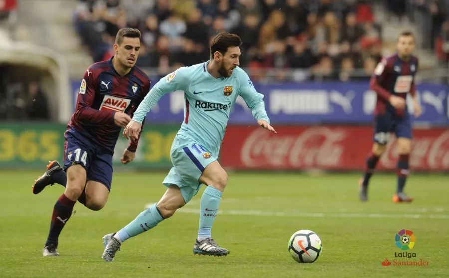 抽象，特朗普晒和C罗踢球的AI生成视频：C罗很聪明也很酷