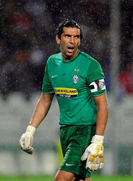 埃尔切主帅：有点同情阿隆索，对执教首年的他太苛刻这不公平（埃尔切主帅力挺阿隆索：执教首年遭过度苛责，实属不公）