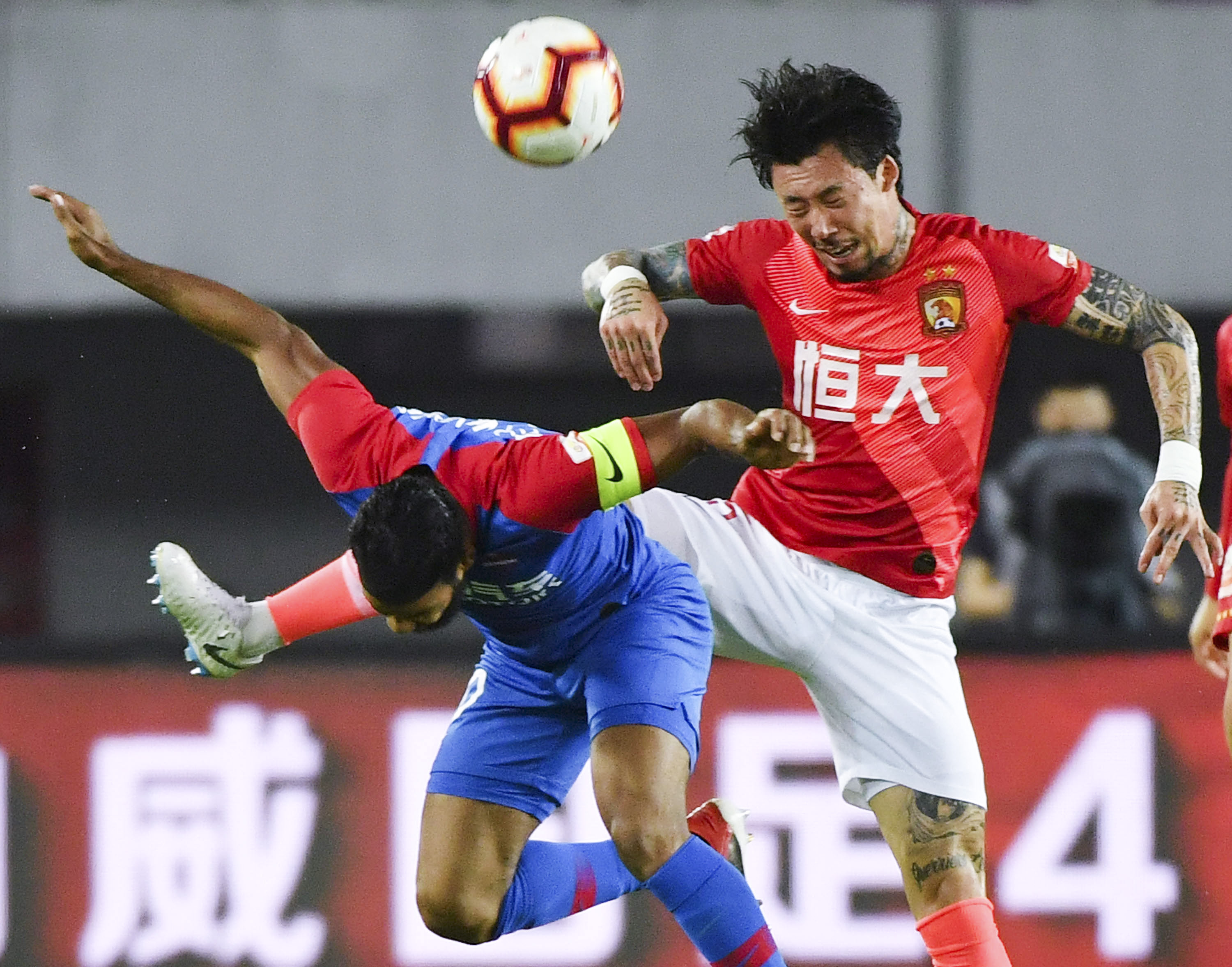 上海海港为备战三线作战，大范围调整阵容，清洗后防线，加强进攻，提升整体竞争力。